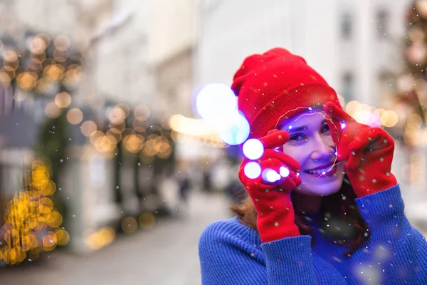 在市中心城市广场的圣诞集市上 漂亮的黑发女人头戴红帽子 头戴手套 — 图库照片