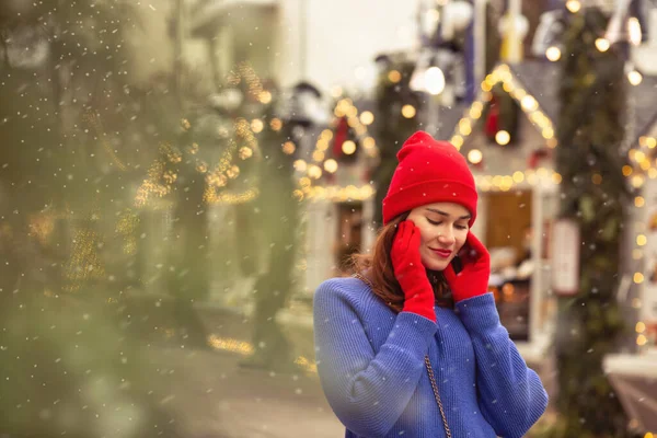 Pretty Brunette Woman Wears Red Cap Blue Sweater Walking Christmas — Stock Photo, Image