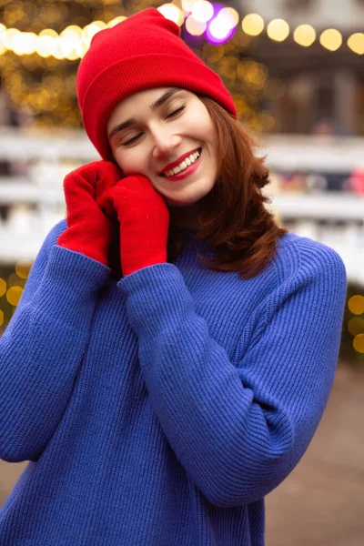 Charming Brunette Woman Wears Red Cap Blue Sweater Walking Christmas — Stock Photo, Image