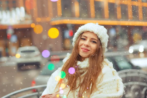 Cute Young Woman Wears White Hat Coat Walking City Decorated — Stock Photo, Image
