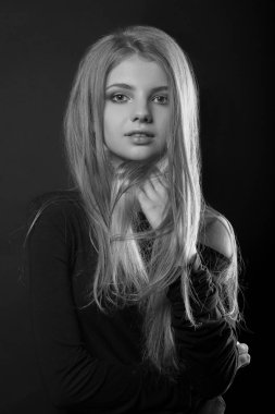 Çıplak omuzlarıyla poz veren harika bir genç kadının tek renkli portresi.