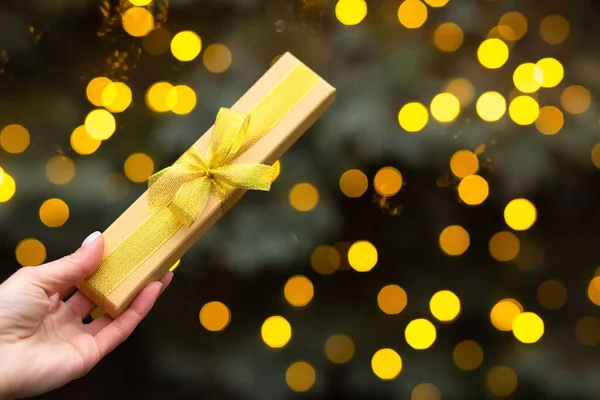 Mano Mujer Sosteniendo Una Caja Regalo Rectangular Amarilla Con Lazo —  Fotos de Stock