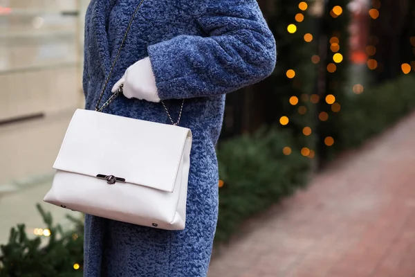若い女性は流行の冬服を着て街を歩く — ストック写真