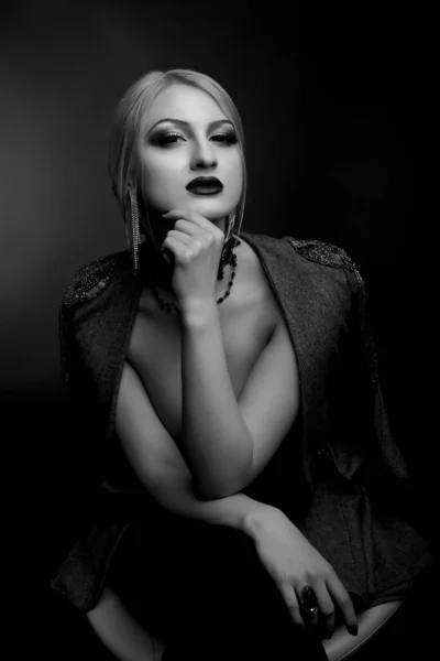 Stylish Black White Studio Portrait Glamorous Woman Bright Makeup Wears — Stock Photo, Image
