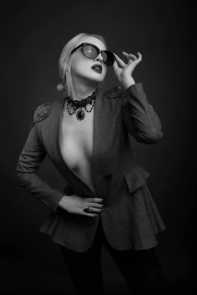 黒と白のスタジオポートレートの美しいですブロンド女性身に着けているサングラスとジャケット上の裸の体 — ストック写真