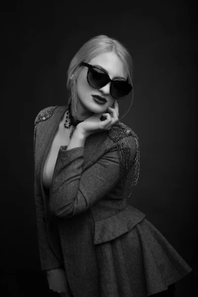 Černobílé Studio Portrét Nádherné Blond Žena Nosí Sluneční Brýle Bundu — Stock fotografie