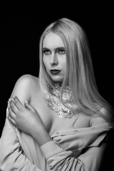 Schwarz Weißes Beauty Shooting Stylisches Blondes Model Posiert Studio Mit — Stockfoto