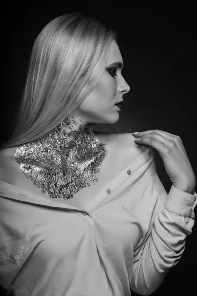 Siyah Beyaz Güzellik Çekimi Stüdyoda Boynundaki Parlak Makyaj Folyoyla Poz — Stok fotoğraf