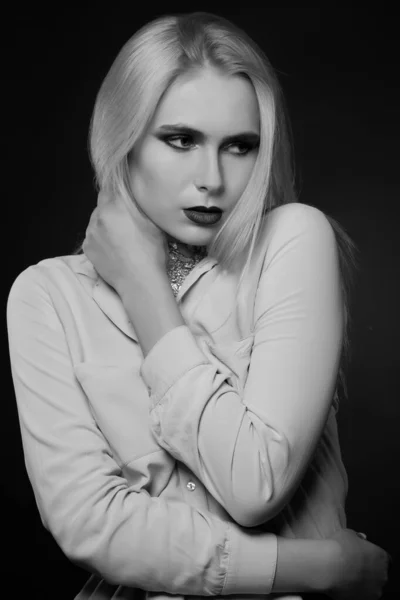 Czuła Blond Modelka Pozująca Studio Jasnym Makijażem Folią Szyi Ujęcie — Zdjęcie stockowe