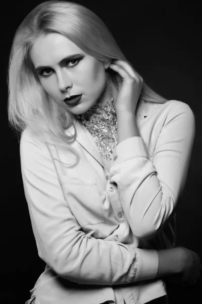 Uwodzicielska Blond Modelka Pozująca Studio Jasnym Makijażem Folią Szyi Ujęcie — Zdjęcie stockowe