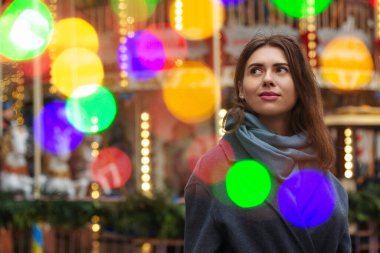 Hayalperest kadın bokeh ışığıyla sokakta yürürken gri bir ceket giyiyor. Boş boşluk