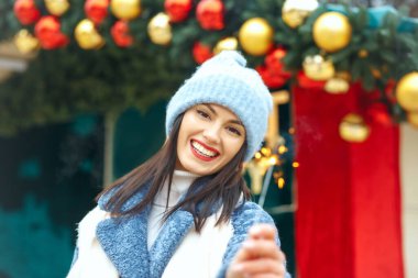 Duygusal genç kadın mavi ceket giyiyor Bengal ışıklarıyla tatilin tadını çıkarıyor