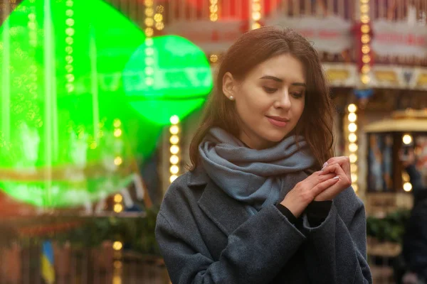 Stunning Woman Wears Grey Coat Walking Street Bokeh Light Empty — Stock Photo, Image