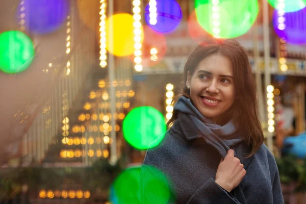 Mujer Feliz Lleva Abrigo Gris Caminando Por Calle Con Luz — Foto de Stock