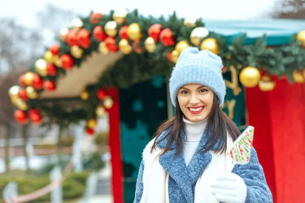 Adorable Smiling Woman Holding Candy Christmas Market Emprt Space — Stock Photo, Image
