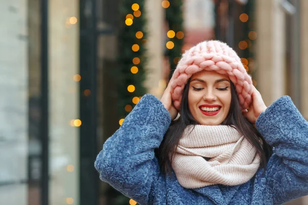 Happy Brunette Woman Coat Walking City Winter Empty Space — Stock Photo, Image
