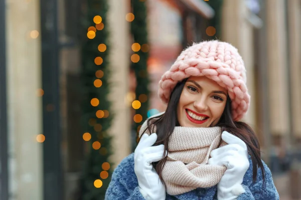 Classy Brunette Woman Coat Walking City Winter Empty Space — Stock Photo, Image