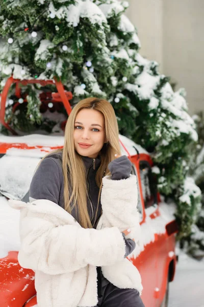 Adorável Jovem Posando Perto Carro Vermelho Retro Inverno — Fotografia de Stock