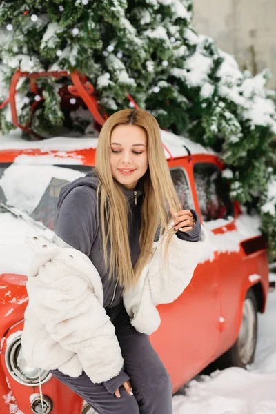 Gloriosa Jovem Posando Perto Carro Vermelho Retro Inverno — Fotografia de Stock