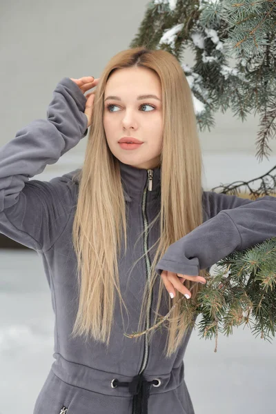 Mulher Encantadora Com Cabelos Longos Posando Floresta Inverno — Fotografia de Stock