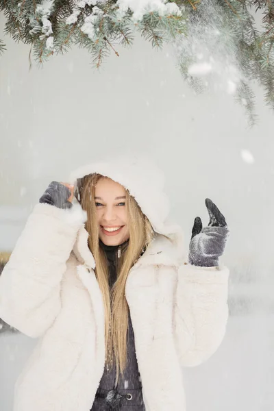 Jovem Alegre Divertindo Com Neve Parque — Fotografia de Stock