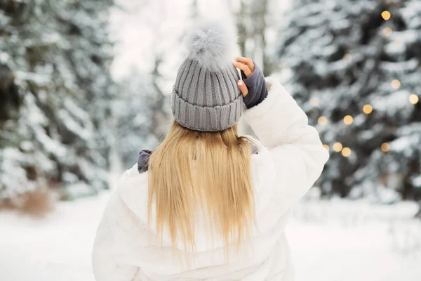 Mulher Loira Jovem Casaco Branco Olhando Para Floresta Inverno — Fotografia de Stock