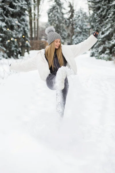 Mulher Loura Alegre Brincando Com Neve Floresta — Fotografia de Stock