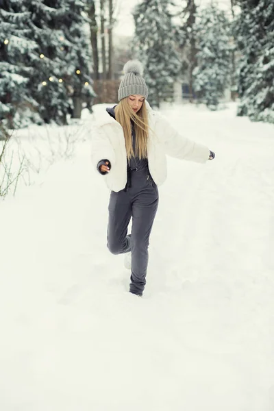 Mulher Loura Incrível Brincando Com Neve Floresta — Fotografia de Stock