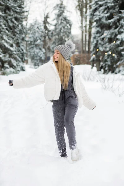 幸せなブロンド女性遊びとともに雪の森 — ストック写真
