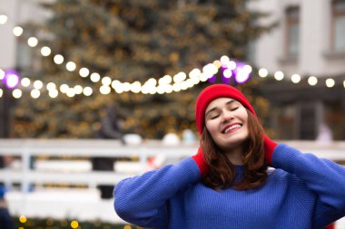 Neşeli esmer kadın Noel fuarında eğleniyor. Metin için boşluk