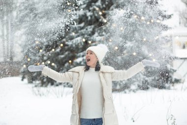 Ormanda karla oynayan heyecanlı genç kadın