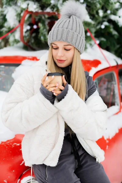 Underbar Blond Kvinna Dricker Kaffe Vinterparken — Stockfoto
