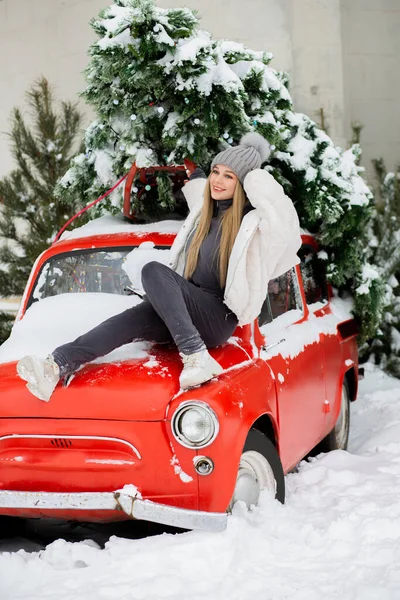 Vrolijke Jonge Vrouw Poseren Buurt Van Een Oude Rode Auto — Stockfoto
