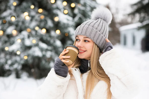 Beautiful Blond Woman Enjoying Coffee Winter Park Empty Space — Stock Photo, Image