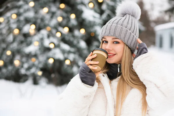 Young Blond Woman Drinks Coffee Winter Park Empty Space — Stock Photo, Image