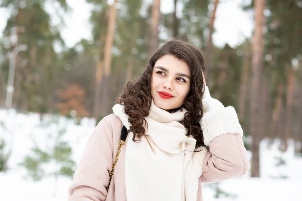 Mulher Morena Encantadora Com Cabelo Longo Usa Casaco Inverno — Fotografia de Stock