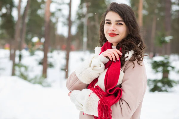 Mooie Brunette Vrouw Draagt Jas Rode Sjaal Lopen Het Bos — Stockfoto