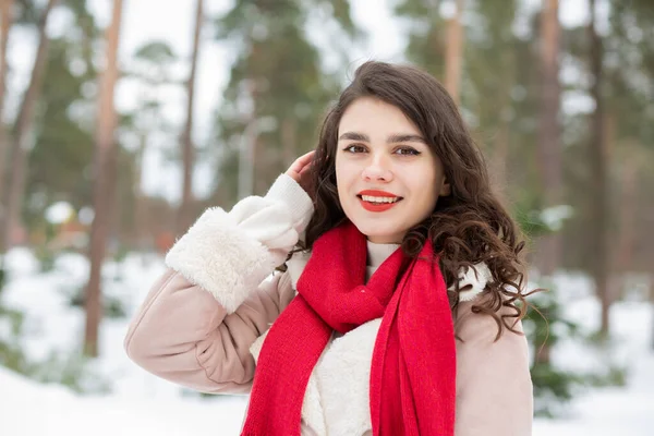 Mulher Alegre Com Batom Vermelho Posando Inverno Nevado Espaço Vazio — Fotografia de Stock