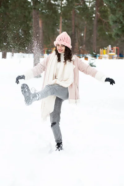 可愛いですブルネット女性遊びとともに雪でザ森 — ストック写真