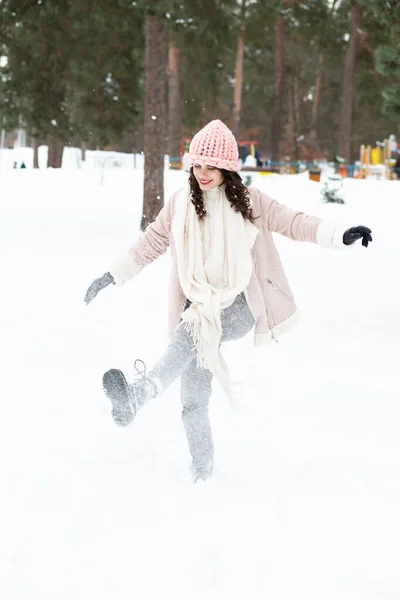Sorrindo Morena Mulher Brincando Com Neve Floresta — Fotografia de Stock