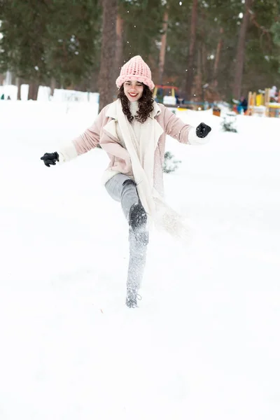 陽気なブルネット女性遊びとともに雪でザ森 — ストック写真