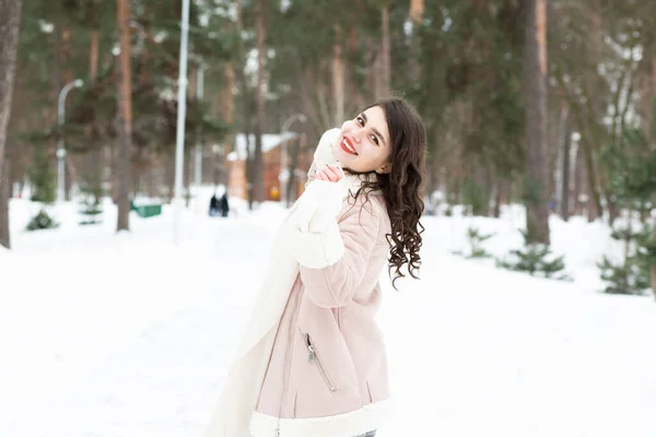 Cool Brunette Vrouw Wandelen Het Bos Winter Ruimte Voor Tekst — Stockfoto