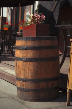 kafe yakınındaki çiçekli namlu