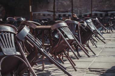 sandalyeleri yakınındaki kapalı Cafe
