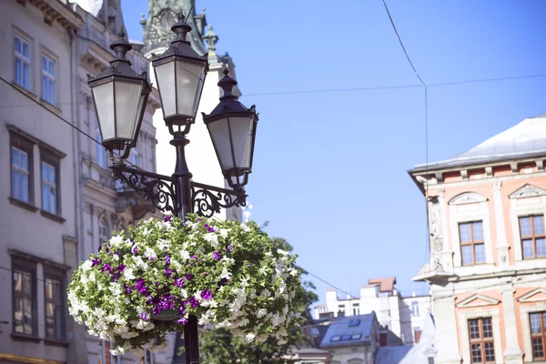 Stara latarnia na placu w mieście — Zdjęcie stockowe