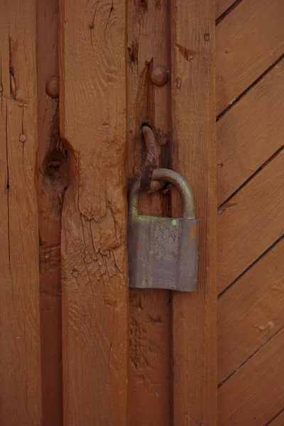 Porte en bois avec serrure — Photo