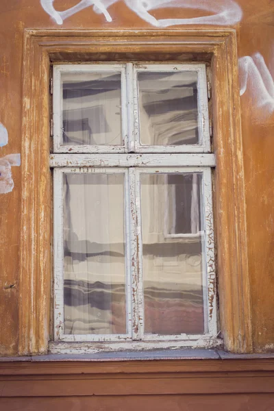 Антикварное окно с белой рамой — стоковое фото
