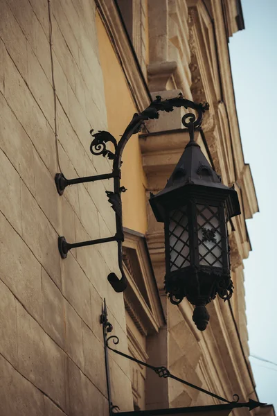 Красивый кованый фонарь на стене — стоковое фото