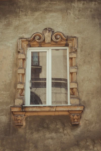 Stare okna z płaskorzeźba — Zdjęcie stockowe