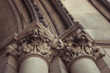 Korint sütunları katedral cephesinde